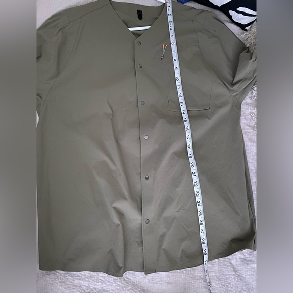 EUC Lululemon Olive Green LAB Viha Shirt See Pic Measures Snap Close Long Sleeve - Picture 9 of 9